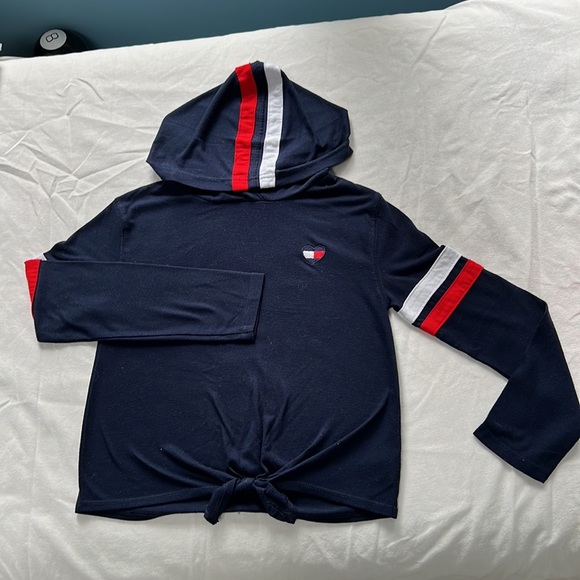 Girls Tommy Hilfiger & Old Navy bundle (4) -1 skort, 1 hoodie 2 tops - Picture 2 of 6